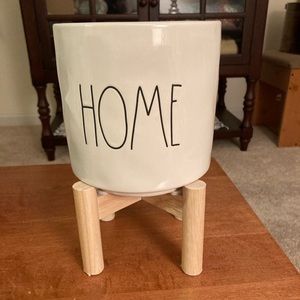 RAE DUNN Planter on wooden stand